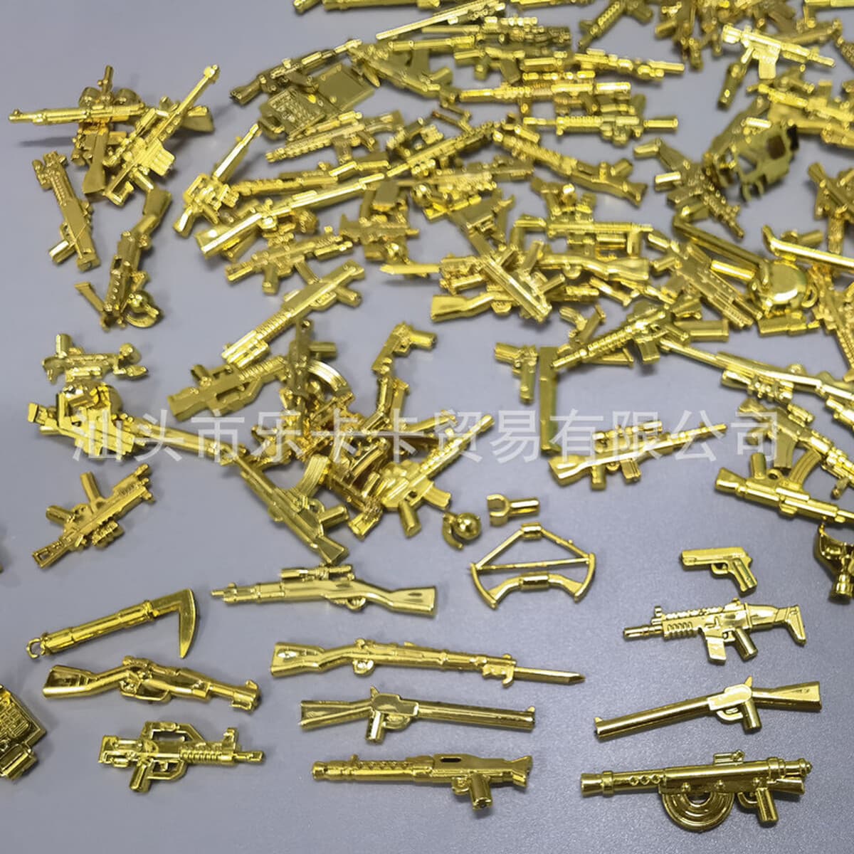 Совместимые с MOC, 100 шт., китайские строительные блоки, военные аксессуары, золотые детали для оружия, детали для...